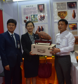 中國(guó)駐泰國(guó)大使館參贊煅煉女士親臨展會(huì)現(xiàn)場(chǎng)，并收藏了劉新安制作的彩陶代表作《小口尖底瓶》
